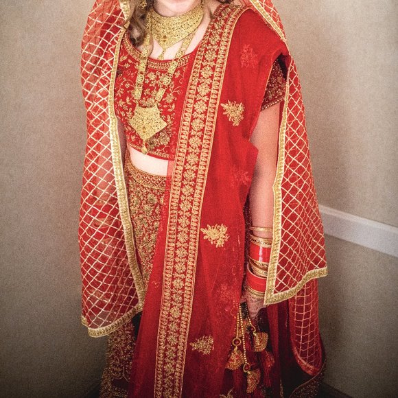 Red wedding bridal lehenga with dupattas - Picture 3 of 7